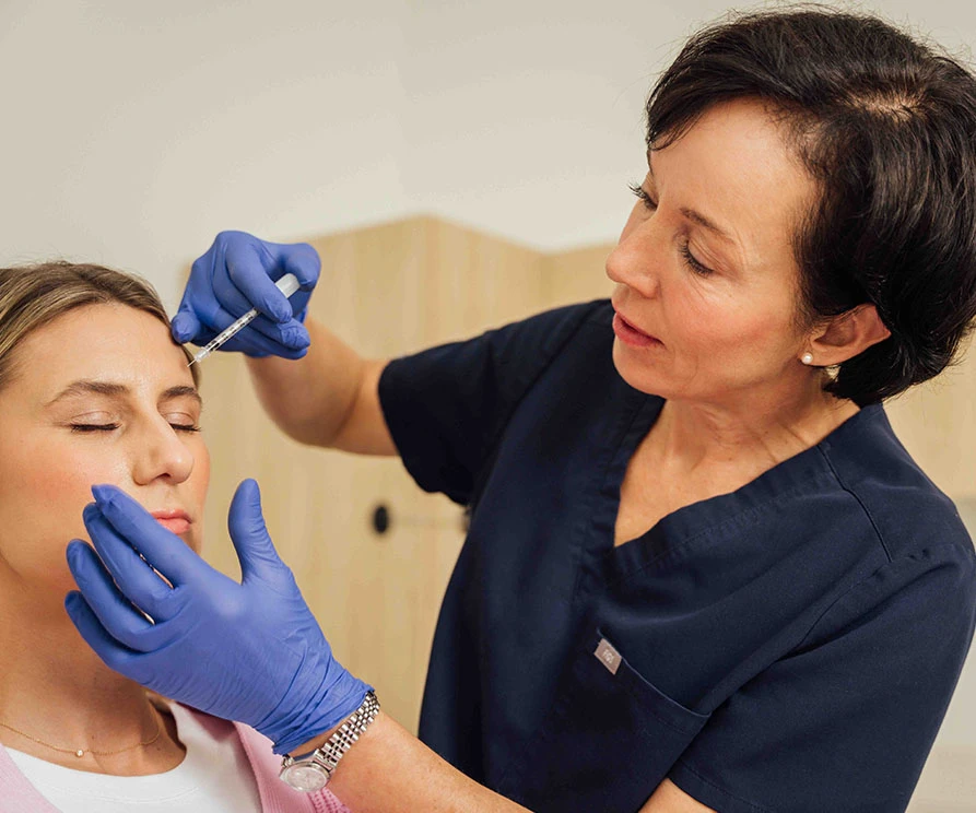 doctor injecting botox | Ottawa Plastic Surgery in Ottawa, Canada