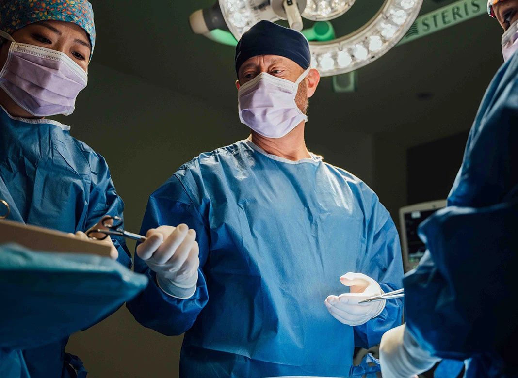 Howard Silverman in operating room | Ottawa Plastic Surgery in Ottawa, Canada